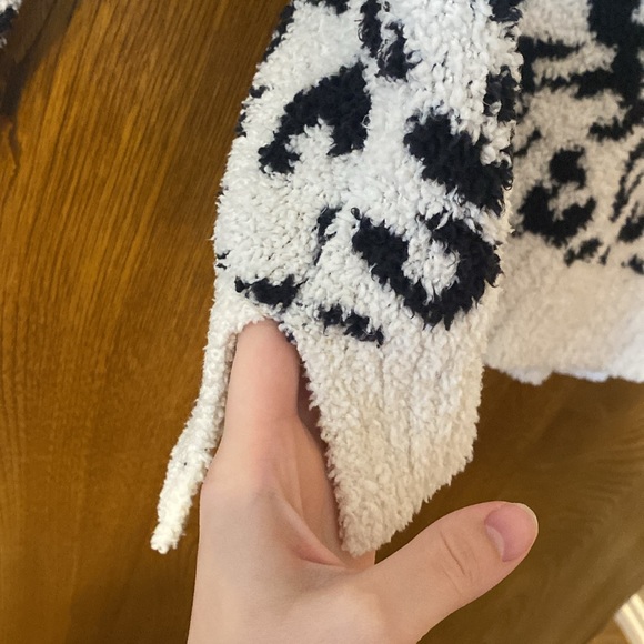 UGG Cecilia Snow Leopard V-Neck Cheetah Print Super Soft Sweater size M - Picture 5 of 10